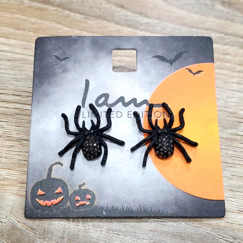 Spider black stud earrings